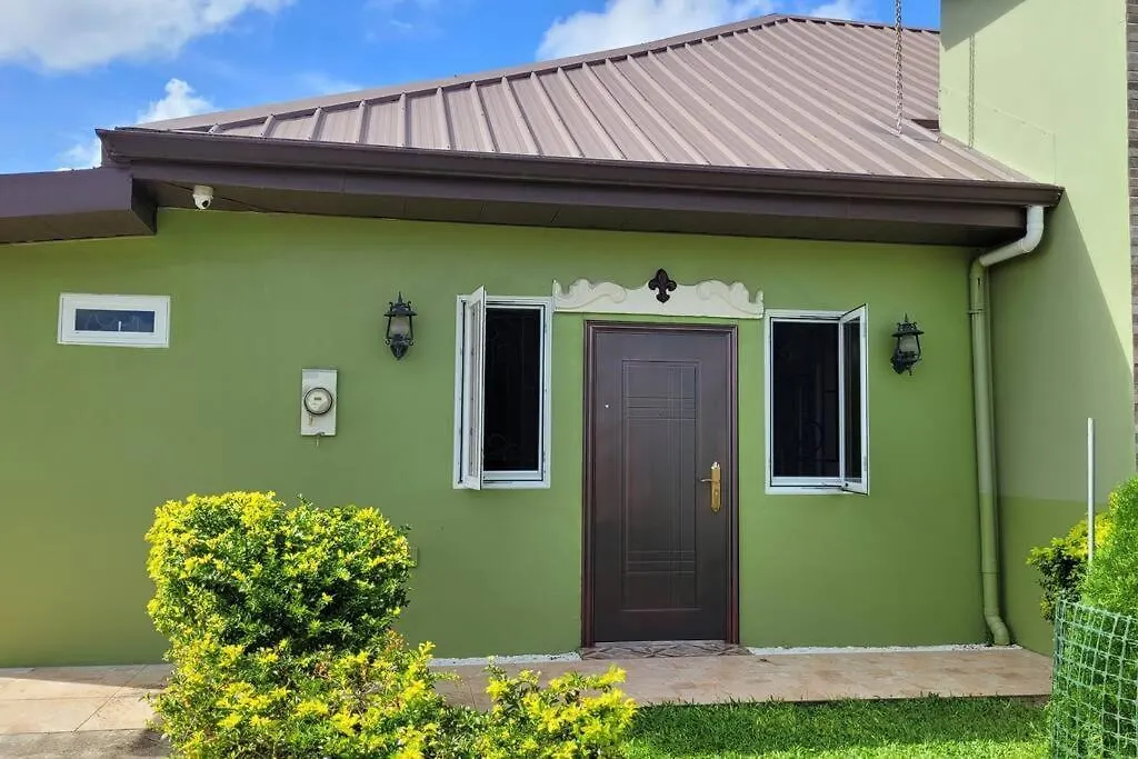 Cozy Guest Suite In Gated Compound Jerningham Junction 아파트